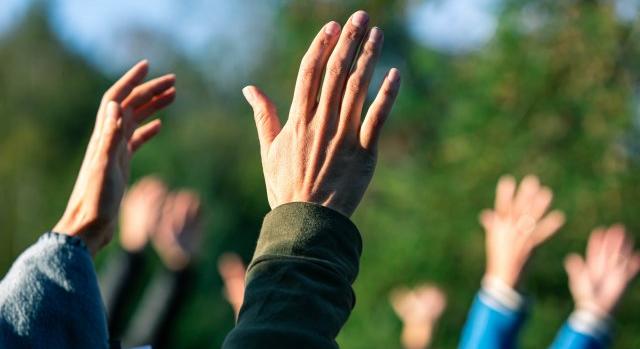 Letartóztattak hat szektatagot, köztük egy gyereket egy csomagtartóban talált holttest ügyében
