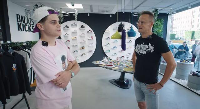 Videó: így járta be a Cápák közöttből ismert Pachert Balázs cipőboltját Szijjártó Péter