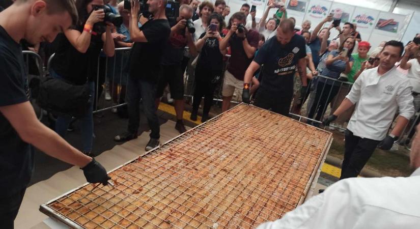 30 kilós rántott rekordnagyságú rántott húst sütöttek Debrecenben - fotó