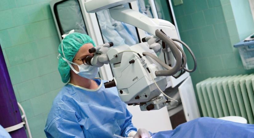 Remény a zöldhályoggal küzdőknek: új lehetőségekkel bővül a kezelés a debreceni szemklinikán