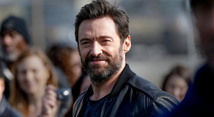 Hugh Jackman ennek a fiatalabb nőnek a combjai között találta magát, a sztár most válik 67 éves feleségétől