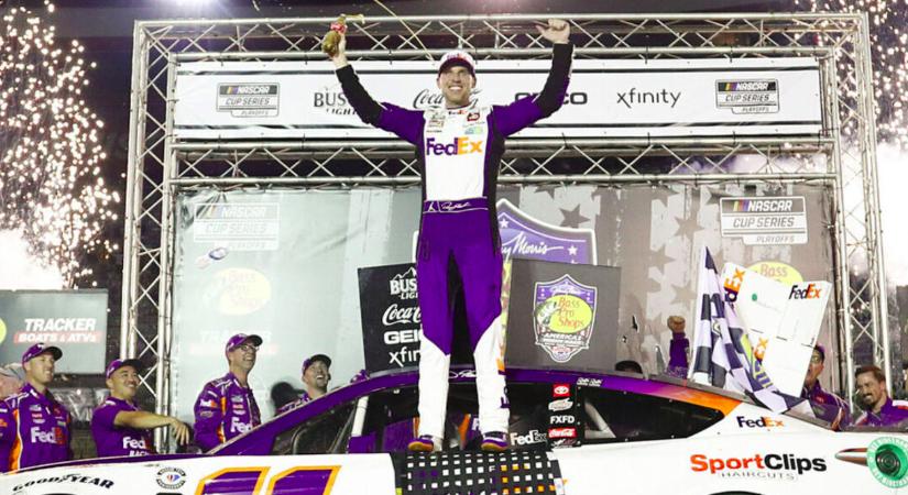 NASCAR: A győztes Hamlin beszólt a rajongóknak, Logano és Harvick búcsúzott a rájátszástól Bristolon