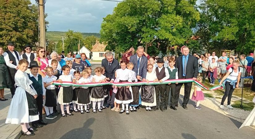 Unikum: a szüreti felvonulás egyik állomásán adták át a fejlesztéseket (galéria)