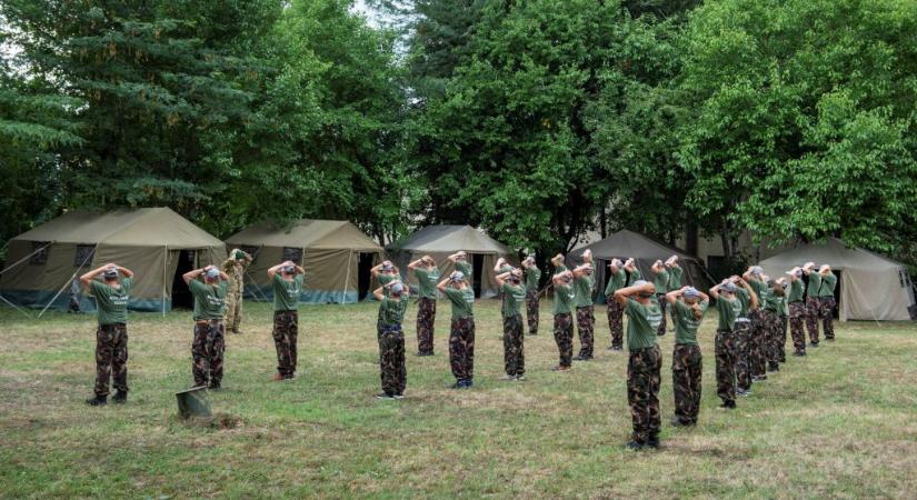 Állami támogatással terelik a gyerekeket a rendkívül olcsó honvédelmi táborokba