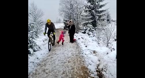 Emlékeznek még a kislányt fellökő bringásra? Most még ő kap kártérítést a gyerek apjától