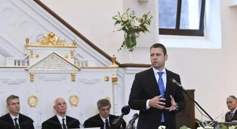 A fideszes államtitkár istentiszteleten tolta a homofób kormányzati propagandát