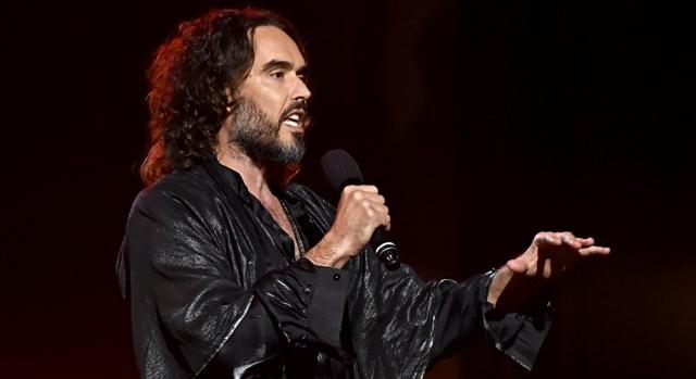 Russell Brand taxit küldött érte az iskolájához – mesélte a nő, aki 16 éves volt, amikor a komikus állítólag elvette a szüzességét