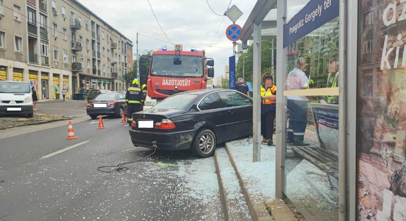 BMW csapódott a villamosmegállóba