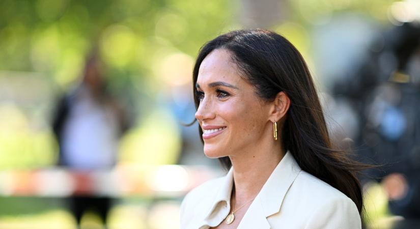 Meghan Markle élete legmerészebb ruhájában, melltartó nélkül tarolt
