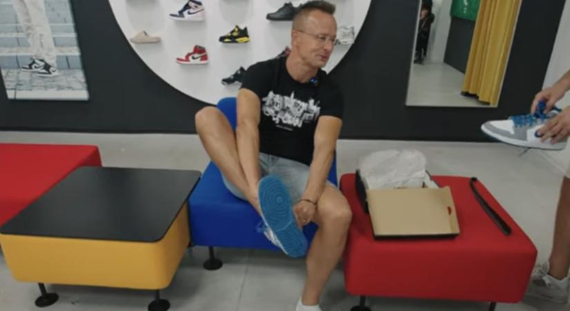 Hermetikusan lezárt cipőbolt esete Szijjártó miniszterrel – Ki reklámoz kit?
