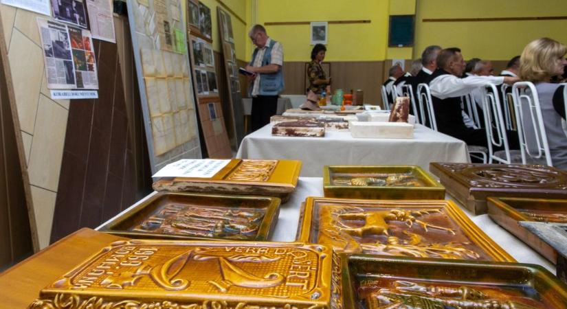 Száz év történetébe vezet a csempegyári kiállítás Romhányban (fotók)