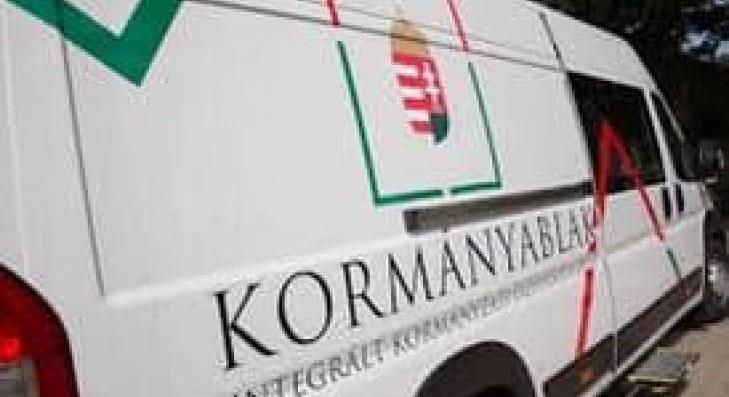 Kormámyablakbusz érkezik Csányra 