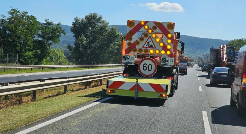 Lassítják az autósokat az M3-as autópályán 