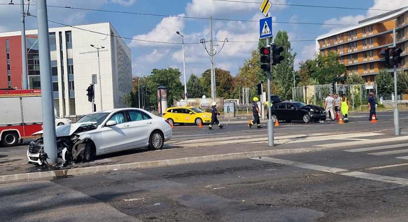 Nem állt meg a pirosnál a Mercedes sofőrje, összeütközött egy BMW-vel, majd a villamossíneken állt meg – helyszíni fotók