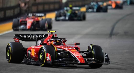Megszakadt Verstappen szériája, Carlos Sainz nyerte a szingapúri F1-nagydíjat