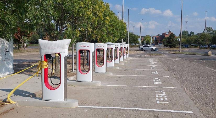 Óbudát is kiszemelte a Tesla, teleraktak egy parkolót áramkutakkal