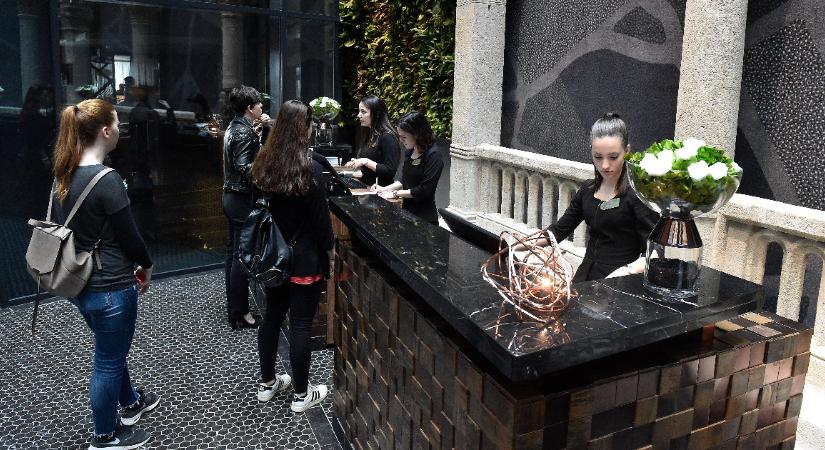Szállodai szervízdíj bevezetését kéri a kormánytól a szállodák szövetsége
