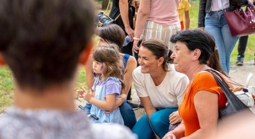 Novák Katalin indította el a városligeti kismotoros felvonulást