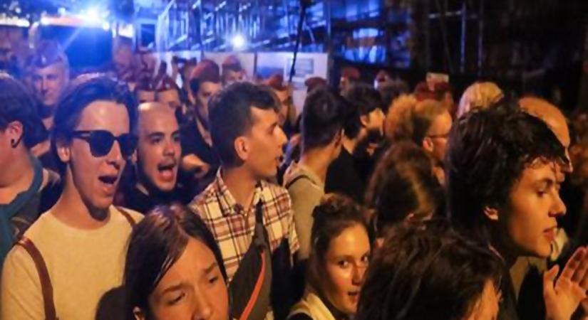 VIDEÓ: Péntek este a tüntető diákok a Hír TV riporterét körülvéve skandálták, hogy „hazudik a tévé”
