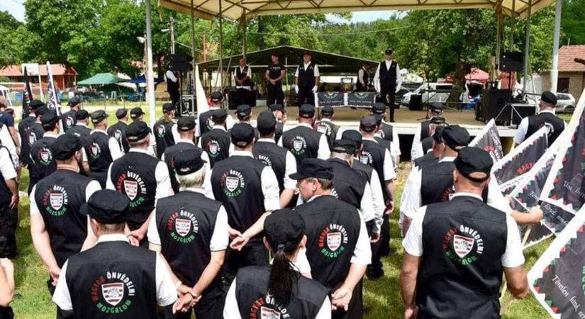 A KDNP-be tarthat egy volt MSZP-s képviselő; szélsőjobbos akció Polgáron
