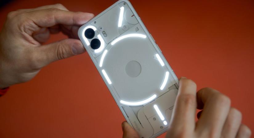 Kevés egyedibb telefon van az új Nothing Phone-nál, de jobbat azért lehet találni
