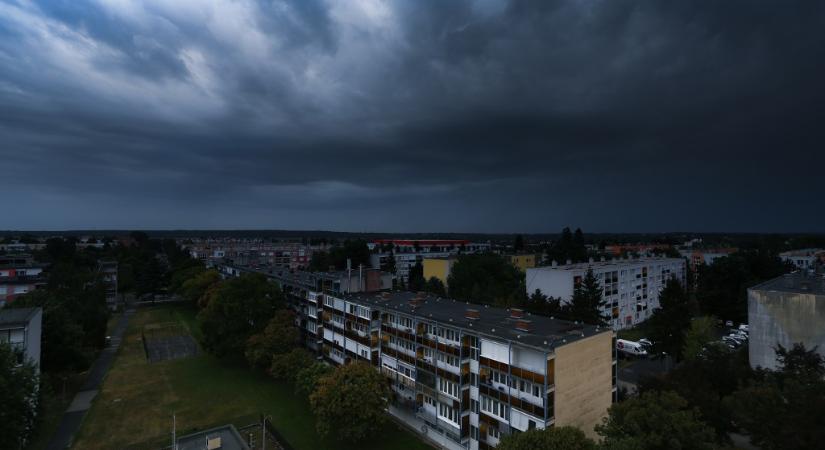 Zivatarok jönnek, de marad a nyárias, meleg idő