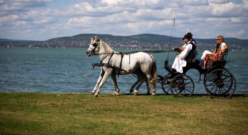 A Balaton-partig menetelt a felvonuló tömeg Bogláron