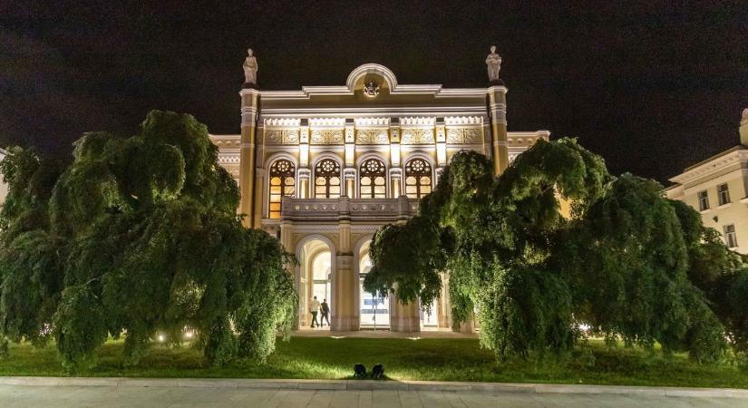 Felgördült végre a Csokonai-teátrum pompás bársonyfüggönye – fotókkal