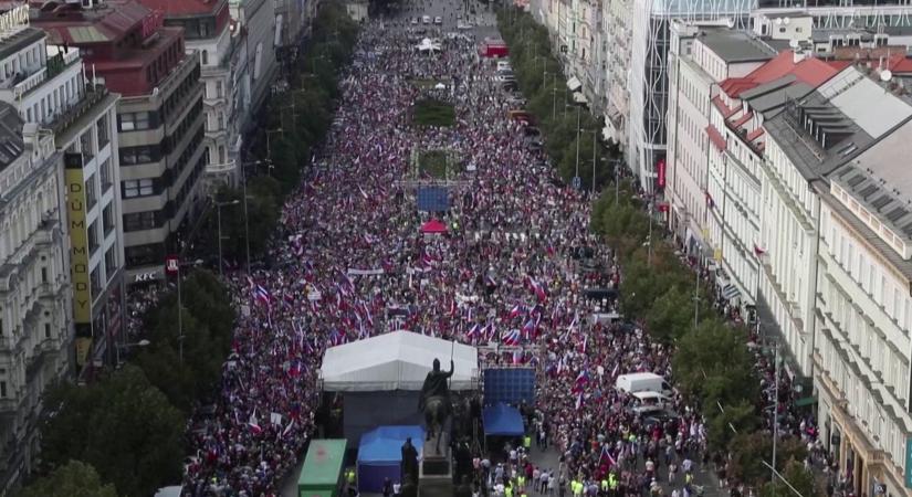 A kormány lemondását követelték Prágában