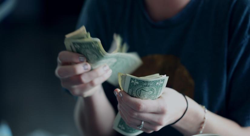 566 800 forint volt az átlagkereset júniusban