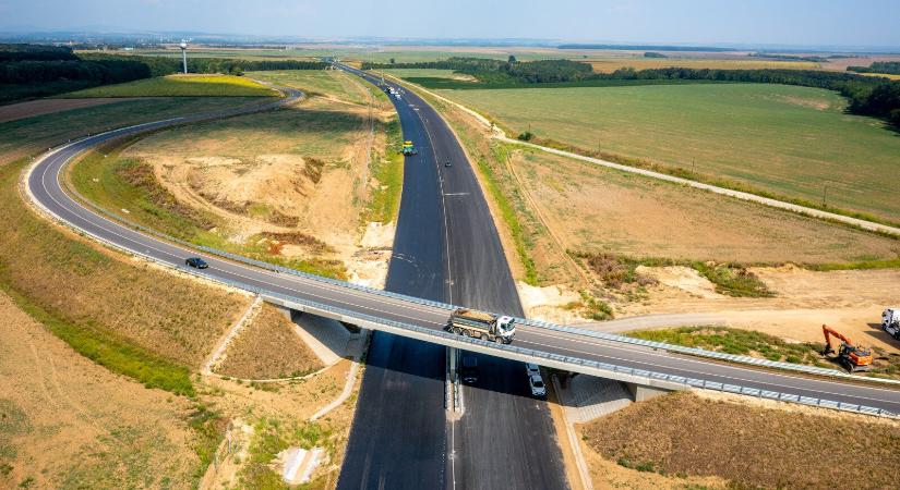 Hamarosan a burkolati jelek festése is elkezdődhet az M6-os autópálya zárószakaszán