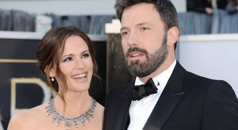 Ben Affleck így bújt oda Jennifer Garnerhez az autóban: az exek bensőséges pillanatát egy lesifotós örökítette meg
