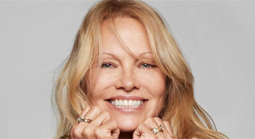 Az 56 éves Pamela Anderson bemutatta természetes szépségét a New York-i divathéten