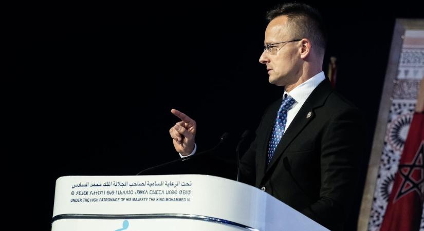 Gyűjti a drága cipőket: Szijjártó 75 ezerért vett magának egy nem akármilyen sportcipőt