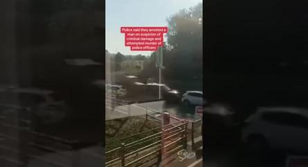 Katonai teherautóval zúzott le rendőrautókat