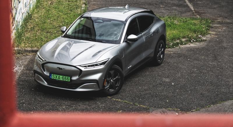 Ford Mustang Mach-E RWD (2023) teszt - Elektro-póni 6 millióval olcsóbban