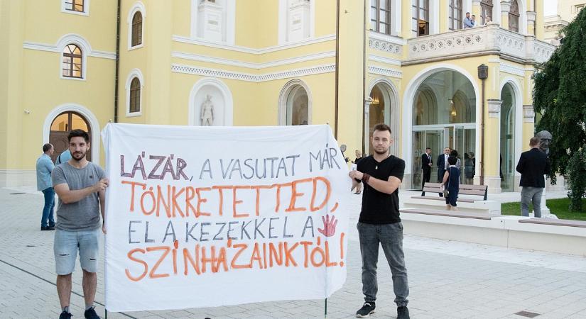 Molinóval várták a momentumosok Lázár Jánost a debreceni színház megnyitóján