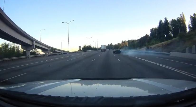 Nekiment a falnak a Corvette, majd ment tovább, mintha mi sem történt volna