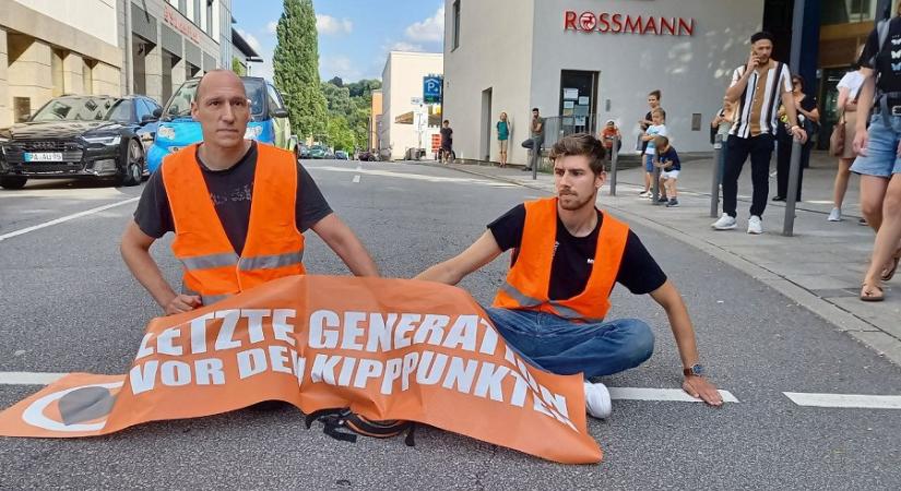 Az úttesthez ragasztották magukat a klímaaktivisták Berlinben