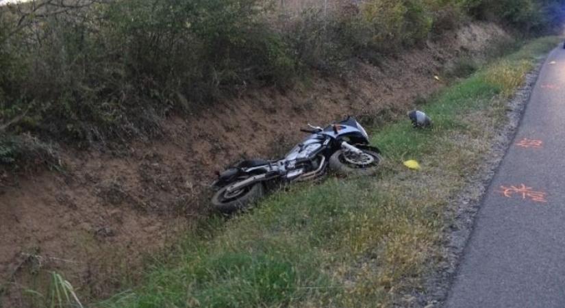 Árokba hajtott egy motoros Szálkánál, bukó sem volt rajta