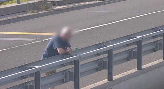 Videóra vették, ahogy egy gyalogos békésen sörözget az M0-áson