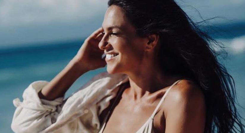Vízzel locsolgatták Bódi Sylvi hibátlan, bikinis testét - képek