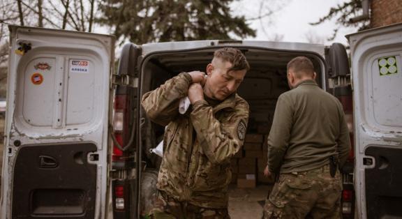 Brit kémek: ejtőernyősökkel erősít az orosz flotta