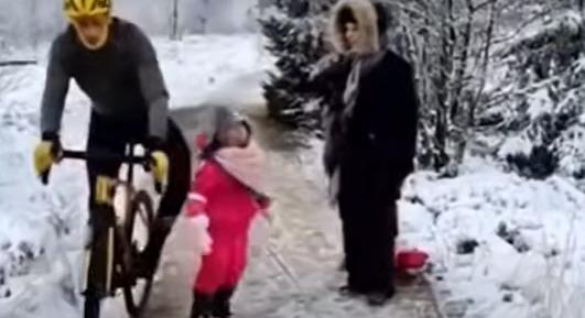 Szándékosan megrúgott egy kislányt egy biciklis, mégis pert nyert - videó