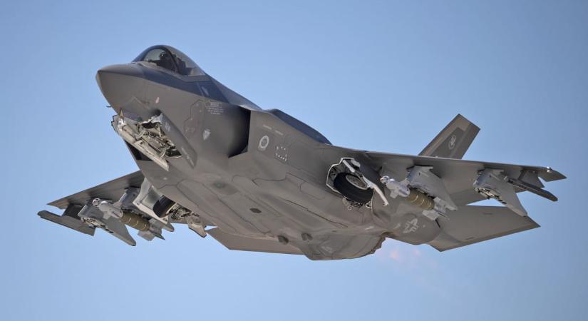 Körözik a világ legpusztítóbb vadászbombázóját, egy F-35-öst