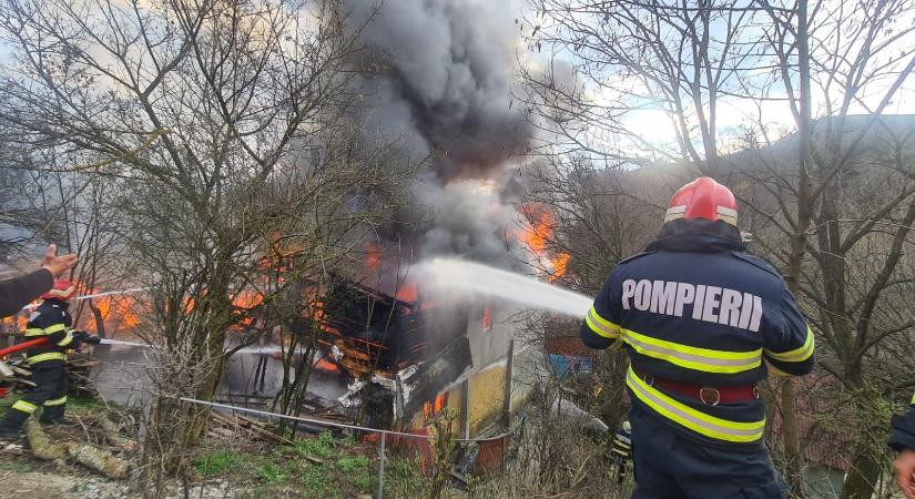Két lakóházra is átterjedt a tűz Csíkszeredában