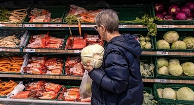 Egy francia szupermarket matricát rak azokra a termékekre, amelyekkel át akarják verni a gyártók a vevőket