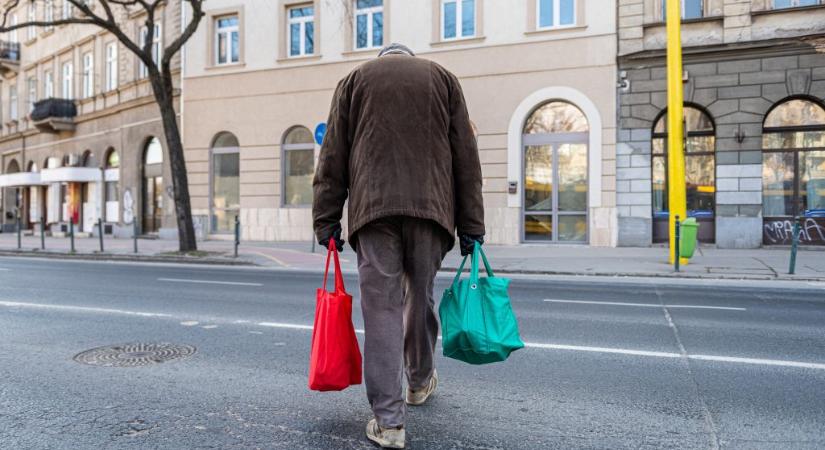 Rezsiemelés: nyugdíjasok százezrei tarthatnak a téltől