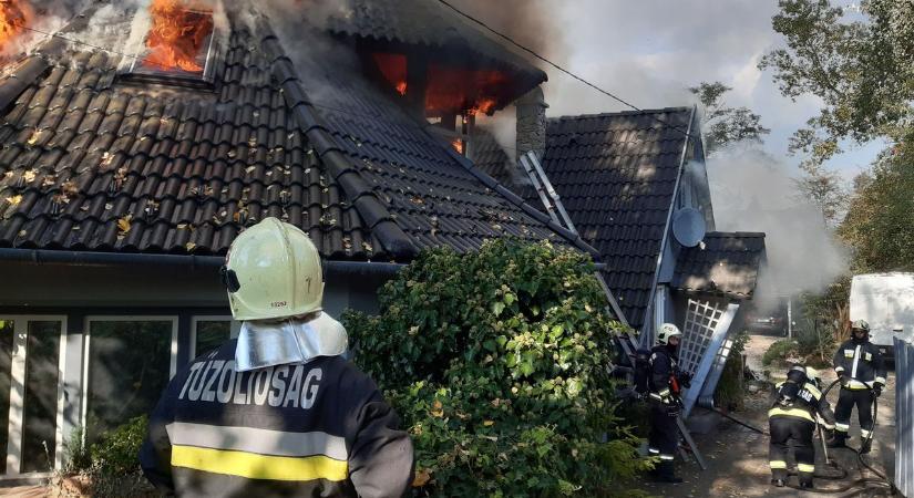 Helyszíni fotók: lángokban állt az esztergomi ház teteje, lakhatatlanná vált az épület