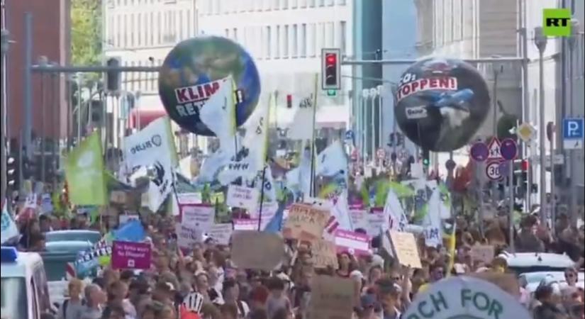 Klímaaktikisták okoztak közlekedési káoszt Berlinben – VIDEÓ